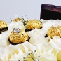 Cufăr GOLD cu trandafiri albi si Ferrero Rocher